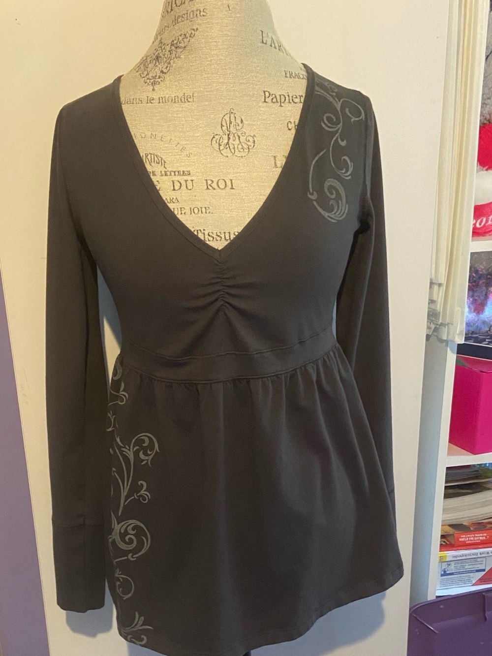 Hollister Dark Gray Long-Sleeve V-Neck Tunic with Subtle Scroll Print